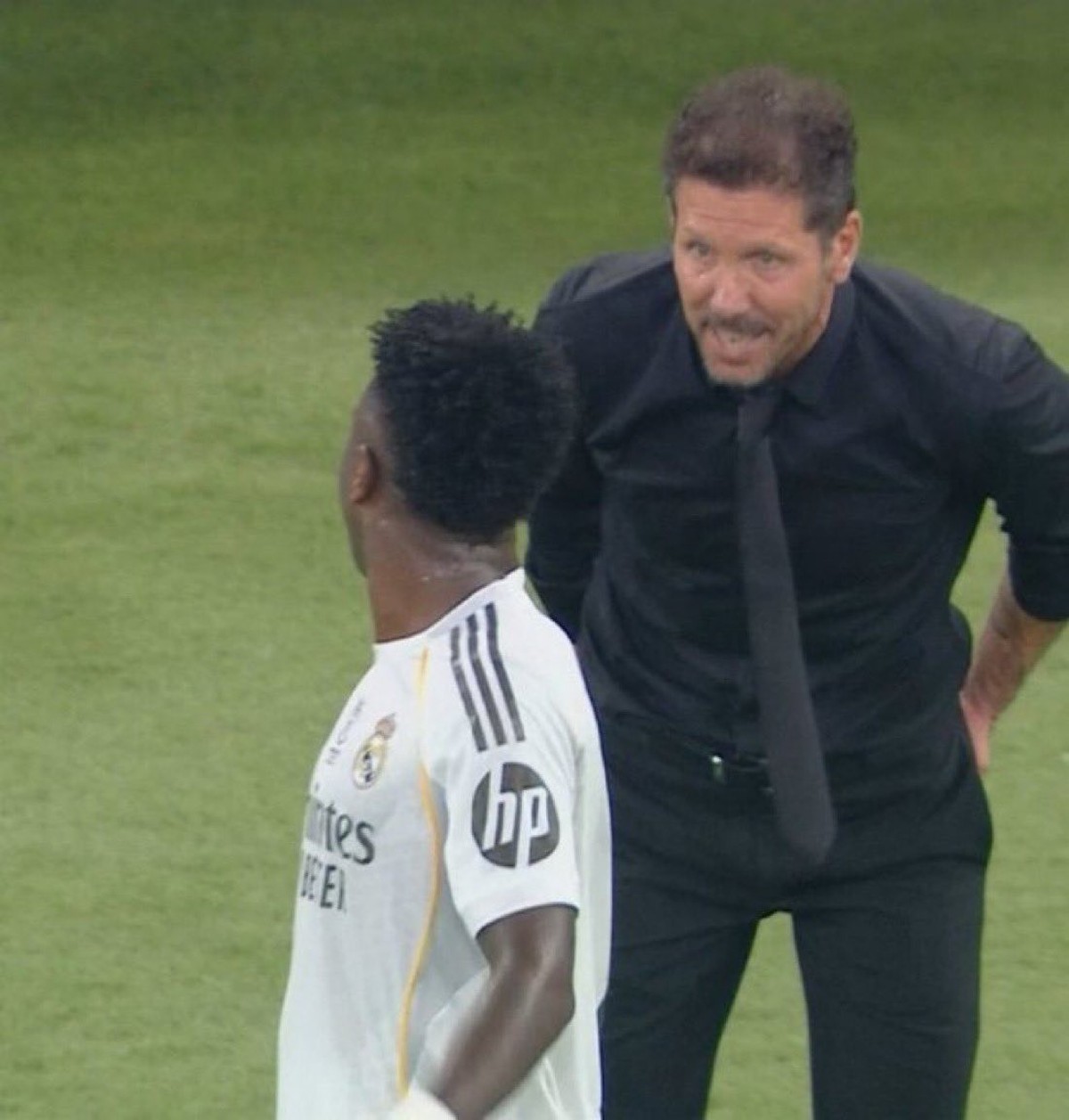 Diego Simeone en pleine session de trash-talking avec Vinicius, jeudi dernier.