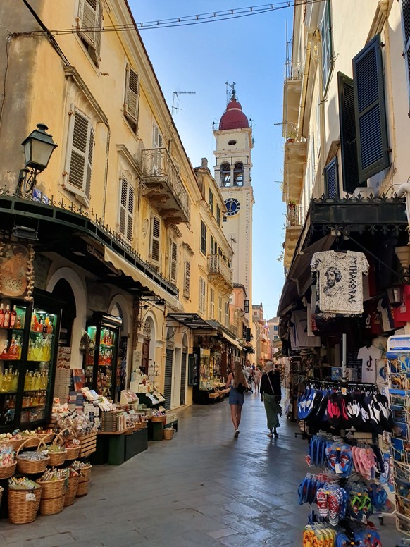 Shoppen in Korfu Stadt mit Blick auf die St. Spyridon Kirche.