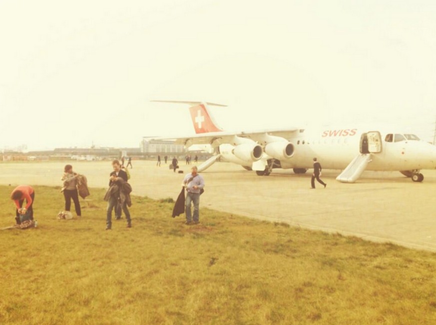 Die Swiss-Passagiere verlassen das Flugzeug und die Rollbahn.