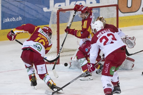 Tigers Pascal Berger, links, bezwingt Lausannes Goalie Cristobal Huet, Mitte, und Alain Mieville, Mitte vorne, zum 1:0, waehrend dem Meisterschaftsspiel der National League zwischen den SCL Tigers und ...