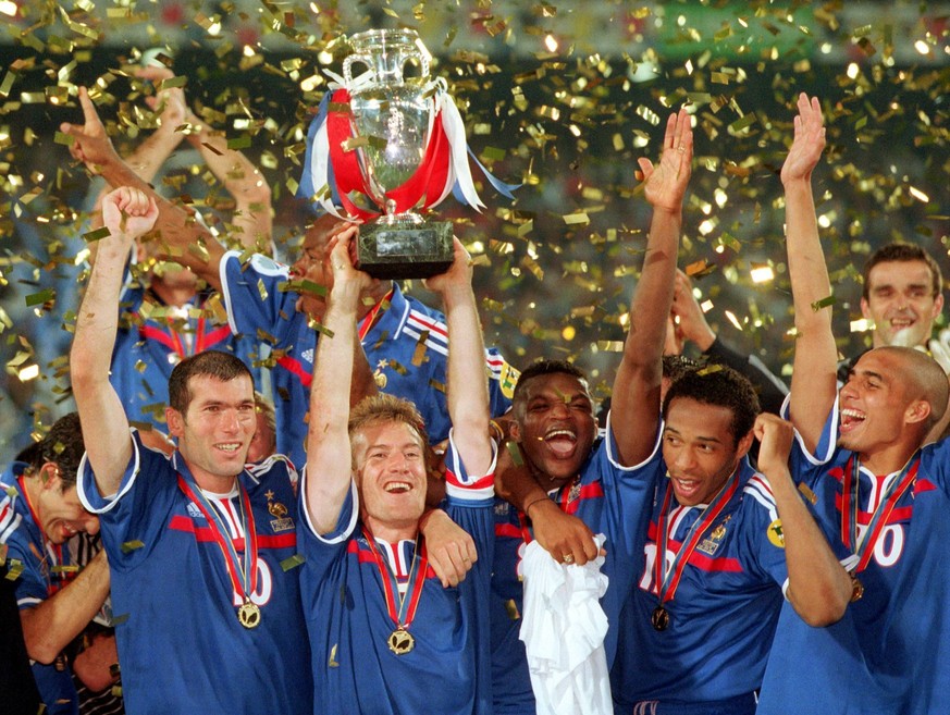 Europameister Frankreich, v.li.: Zinedine Zidane, Didier Deschamps, Marcel Desailly, Thierry Henry, David Trezeguet