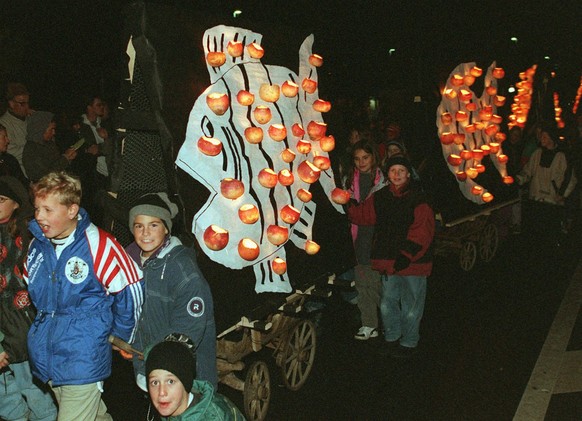 Am Samstag, 8. November 1997, fand in Richterswil der groesste Raebelichtli-Umzug des Kanton Zuerich statt. Mehrere tausend Schaulustige verfolgten das Lichterspektakel. (Keystone/Patrick Kraemer)