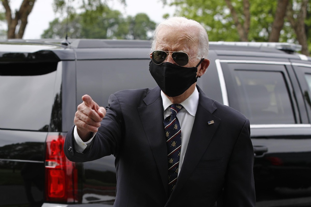 Democratic presidential candidate, former Vice President Joe Biden speaks with visitors after placing a wreath at the Delaware Memorial Bridge Veterans Memorial Park with Jill Biden, Monday, May 25, 2 ...