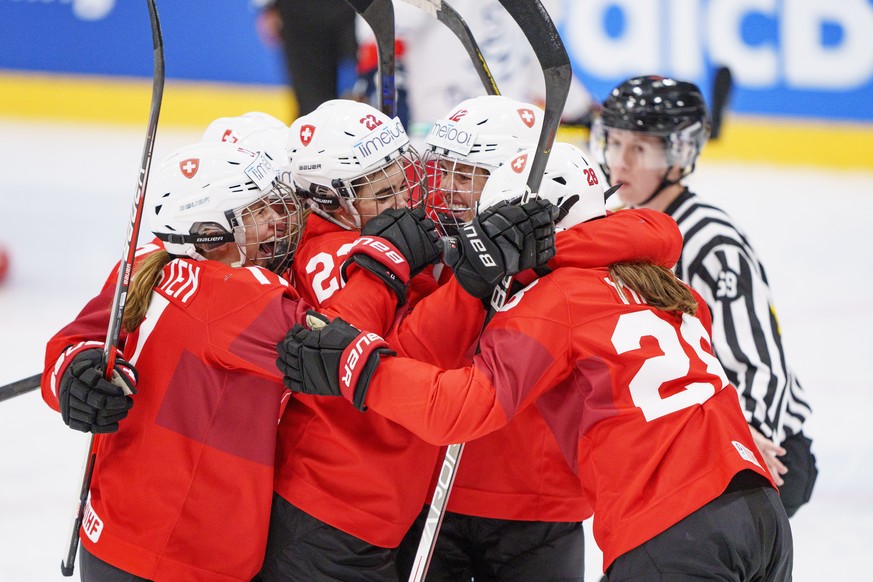 epa10159339 Players of Switzerland celebrate the 1-1 goal during the IIHF Ice Hockey Women&#039;s World Championship bronze medal match between Switzerland and Czech Republic, in Herning, Denmark, 04  ...