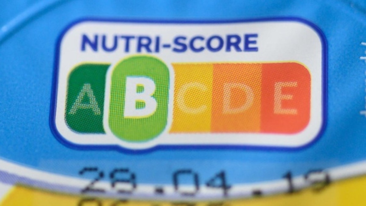 Der aus Frankreich stammende Nutri-Score bezieht neben dem Gehalt an Zucker, Fett und Salz empfehlenswerte Bestandteile wie Ballaststoffe in eine Bewertung ein und gibt dann einen einzigen Wert an - i ...