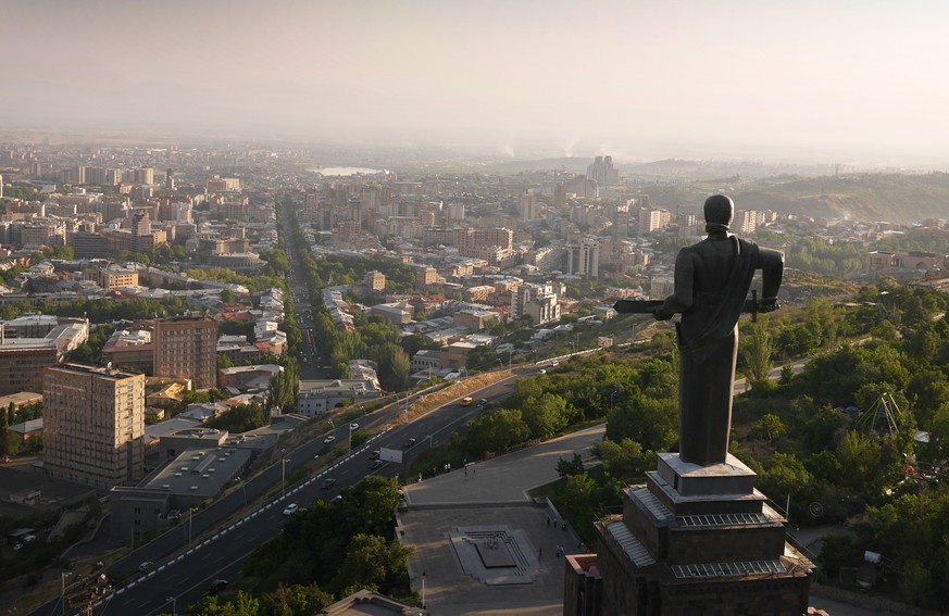 Mutter Armenien&nbsp;wacht über Eriwan. Das Monument steht im Siegespark und besteht aus einem Militärmuseum, einem Grabmahl des unbekannten Soldaten sowie einer Statue.