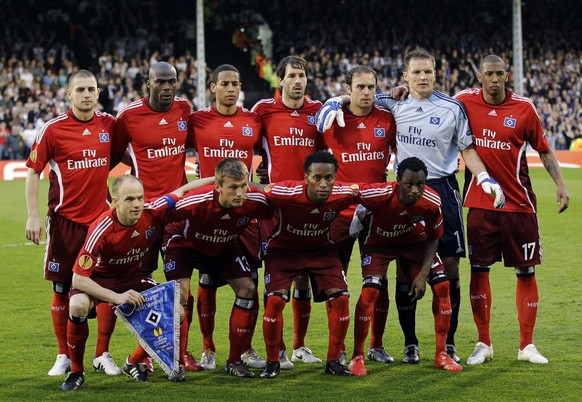 Hamburg&#039;s team players pose for pictures prior to the Europa League semi-final soccer match against Fulham at Craven Cottage ground in London, Thursday, April 29, 2010. (AP Photo/Matt Dunham)