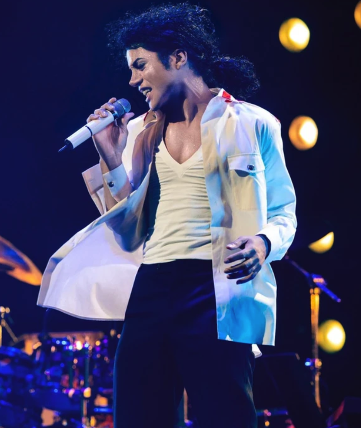 Jafaar Jackson est habillé comme son oncle, lors d'une séquence tirée de sa tournée «Dangerous Tour» de 1992-1993.