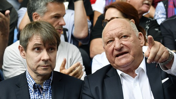 Der designierte neue FC Basel Praesident Bernhard Burgener , links, und Fussballlegende Karl Odermatt, rechts,
an der Generalversammlung des FC Basel 1893 im St. Jakob-Park in Basel am Freitag, 9. Jun ...