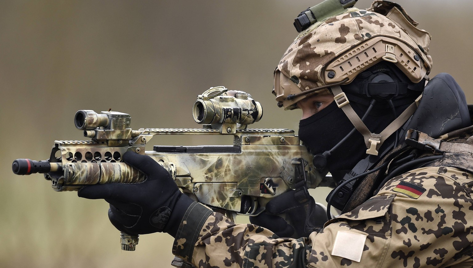 A combat diver &quot;Kampfschwimmer&quot; of German special naval forces is pictured during a presentation by the German army &quot;Bundeswehr&quot; in Eckernfoerde, Schleswig-Holstein, April 5, 2014. ...