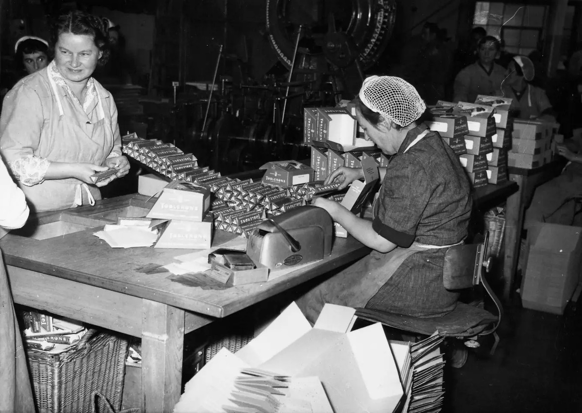 L'emballage des Toblerone... sans le Cervin. Nous sommes en 1950.