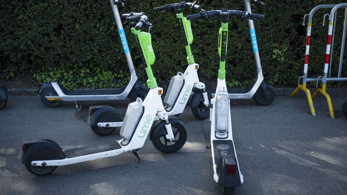 Bird und Lime E-Scooter stehen beim Buerkliplatz in Zuerich, fotografiert am Montag, 30. April 2024. (KEYSTONE/Christian Beutler)