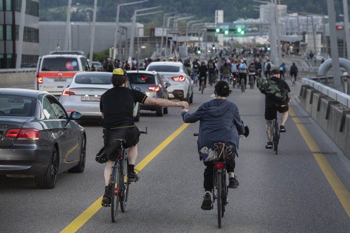 Menschen fahren auf ihren Raedern unter dem Motto: "Critical Mass" durch die Strassen in Zuerich, aufgenommen am Freitag, 28. Mai 2021. (KEYSTONE/Ennio Leanza)