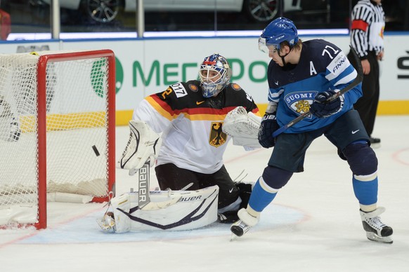 Leo Komarow im Duell mit dem deutschen Goalie&nbsp;Rob Zepp.