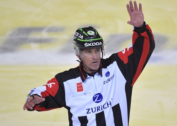 Schiedsrichter Danny Kurmann waehrend dem Eishockey-Meisterschaftsspiel der National League A zwischen dem SC Bern und dem EV Zug, am Dienstag, 21. Februar 2017, in Bern. (KEYSTONE/Lukas Lehmann)