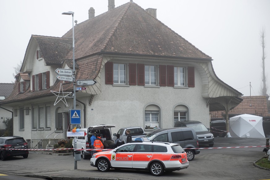 ARCHIVBILD ZU DEN UNGELOESTEN TOETUNGSDELIKTEN IN ZUERICH UND LAUPEN --- Beamte sind vor Ort nach einem Toetungsdelikt an der Boesingenstrasse 4, am Samstag 19. Dezember 2015, in Laupen. .In Laupen im ...