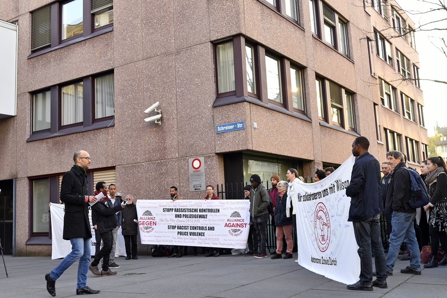 Kundgebung vor dem Zuercher Bezirksgericht am Dienstag, 10. April 2018. Heute stehen drei Stadtpolizisten vor dem Bezirksgericht Zuerich, sie sind des Amtsmissbrauchs und der einfachen Koerperverletzu ...