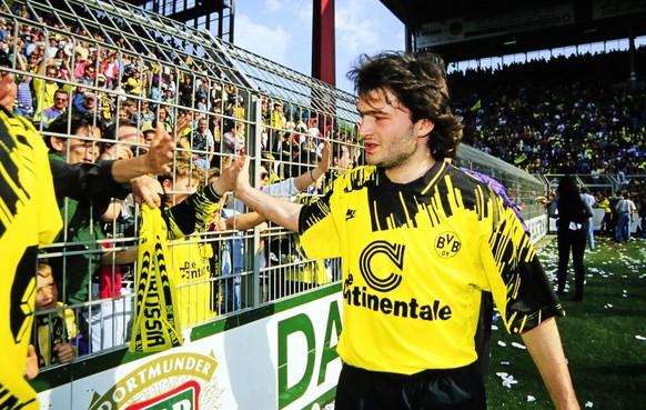 Fussball, Bundesliga, Deutschland, Herren, Saison 1993/1994, Bor. Dortmund - Eintracht Frankfurt; Schlussjubel Stephane Chapuisat (BVB) bei den Fans. Jubel, Freude, Aktion. *** Soccer Bundesliga Germa ...