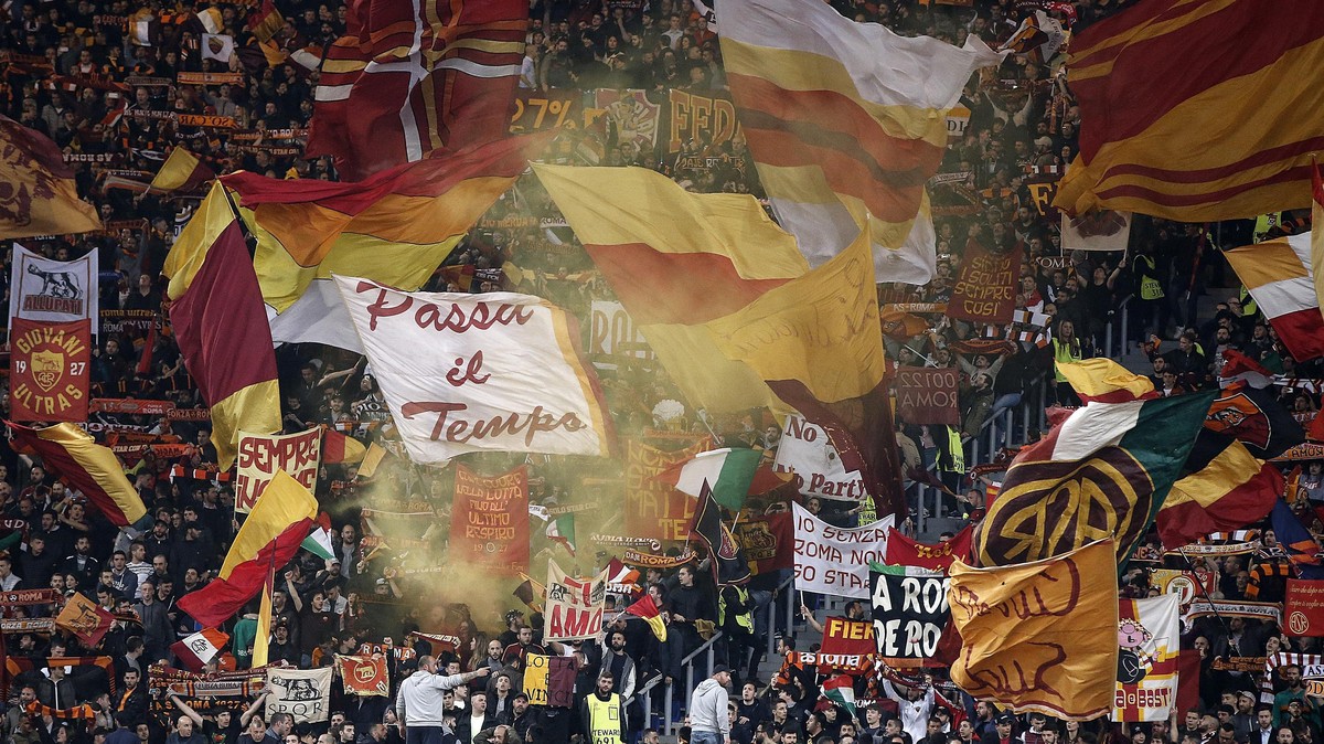 epa06660486 AS Roma's supporters during Champions League quarter-final second leg soccer match between AS Roma and FC Barcelona at the Olimpico Stadium, Rome, Italy, 10 April 2018. EPA/RICCARDO A ...
