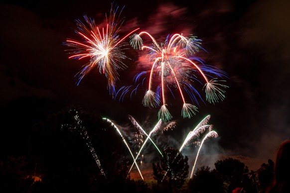 epa12401127 Fireworks illuminate the sky during the 17th International Firework Contest, which takes place at the San Mateo fiestas in Logrono, La Rioja, Spain, on the evening of 23 September 2025 (is ...