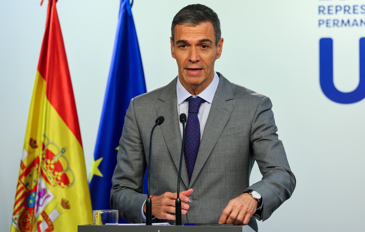 epa13309648 Spanish Prime Minister Pedro Sanchez speaks during a final press conference at the second day of a European Council Summit in Brussels, Belgium, 16 October 2026. EU leaders met with Ukrain ...