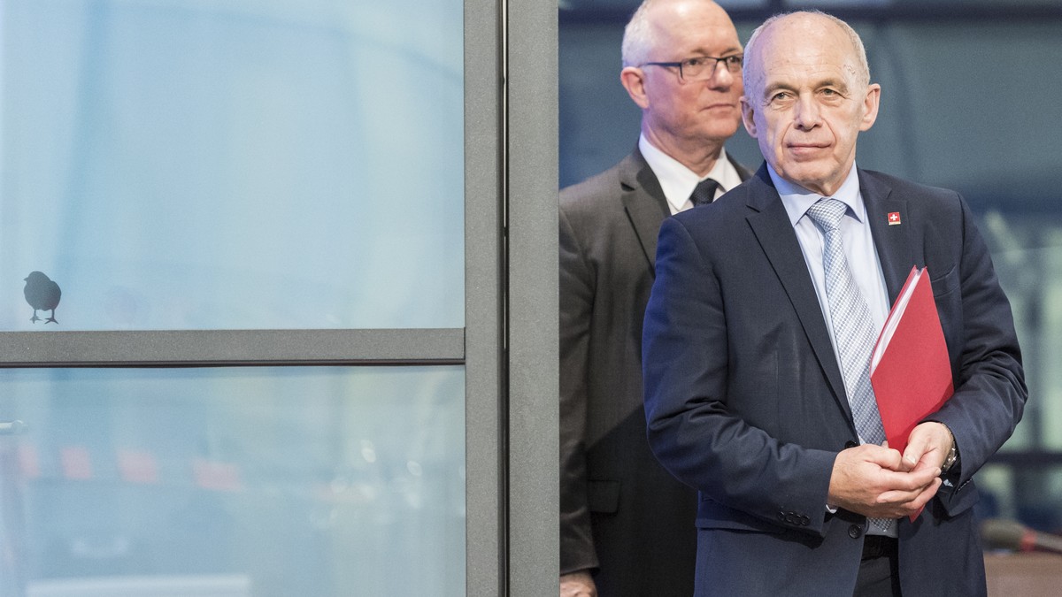 Bundesrat Ueli Maurer, rechts, und Adrian Hug, Direktor der Eidgenoessischen Steuerverwaltung ESTV, schreiten zur Medienkonferenz, an der beide die Argumente fuer die neue Finanzordnung 2021 eroertern ...