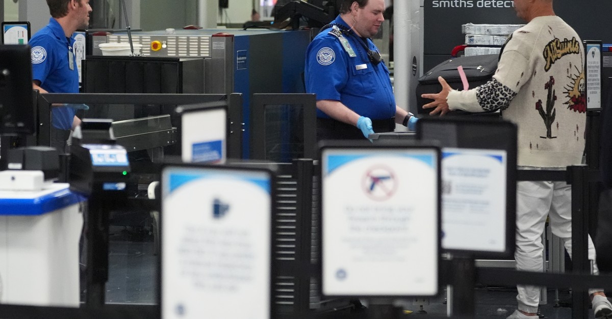 Mitarbeiter am Parlament vorbei bezahlt: Schlangen an US-Airports lassen nach