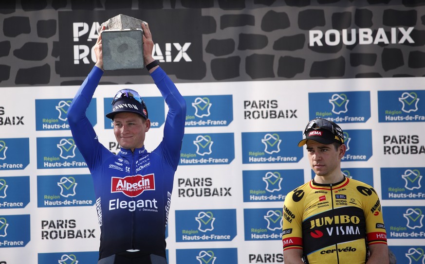 epa10566347 First placed Dutch Mathieu Van Der Poel (L) of team Alpecin Deceuninck lift his trophy next to second placed Belgium&#039;s Wout Van Aert (R) of team Jumbo Visma during the podium ceremony ...