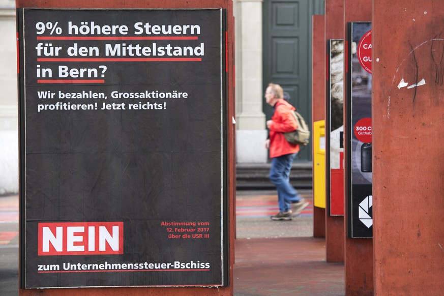 Ein Plakat mit dem Schriftzug &quot;NEIN zum Unternehmenssteuer-Bschiss&quot; fuer die naechste Volksabstimmung vom 12. Februar 2017, fotografiert am Mittwoch, 1. Februar 2017 in Bern. (KEYSTONE/Antho ...