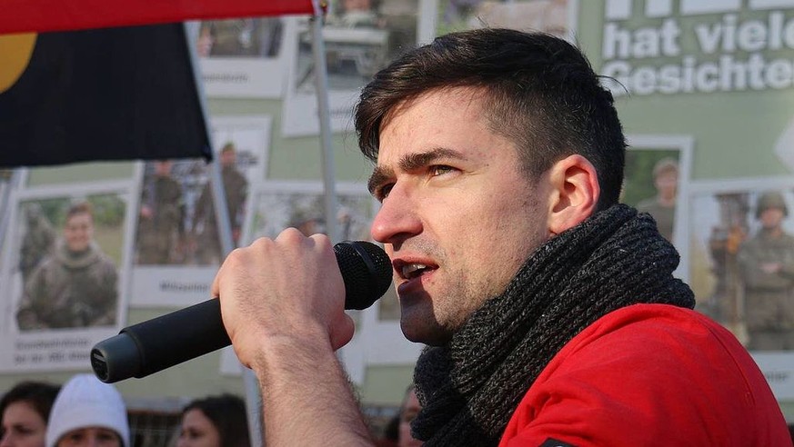 martin sellner identitäre bewegung identitaere identitarian movement an einer demonstration in graz