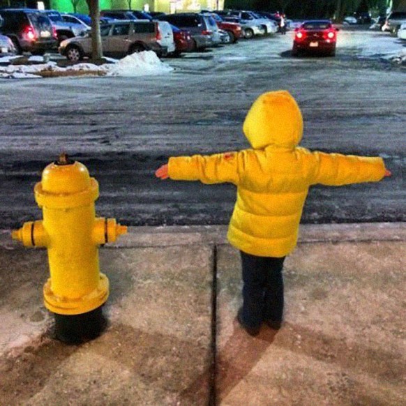 Kind ist wie ein Hydrant angezogen
https://www.reddit.com/r/funny/comments/2tvt3s/cosplay/