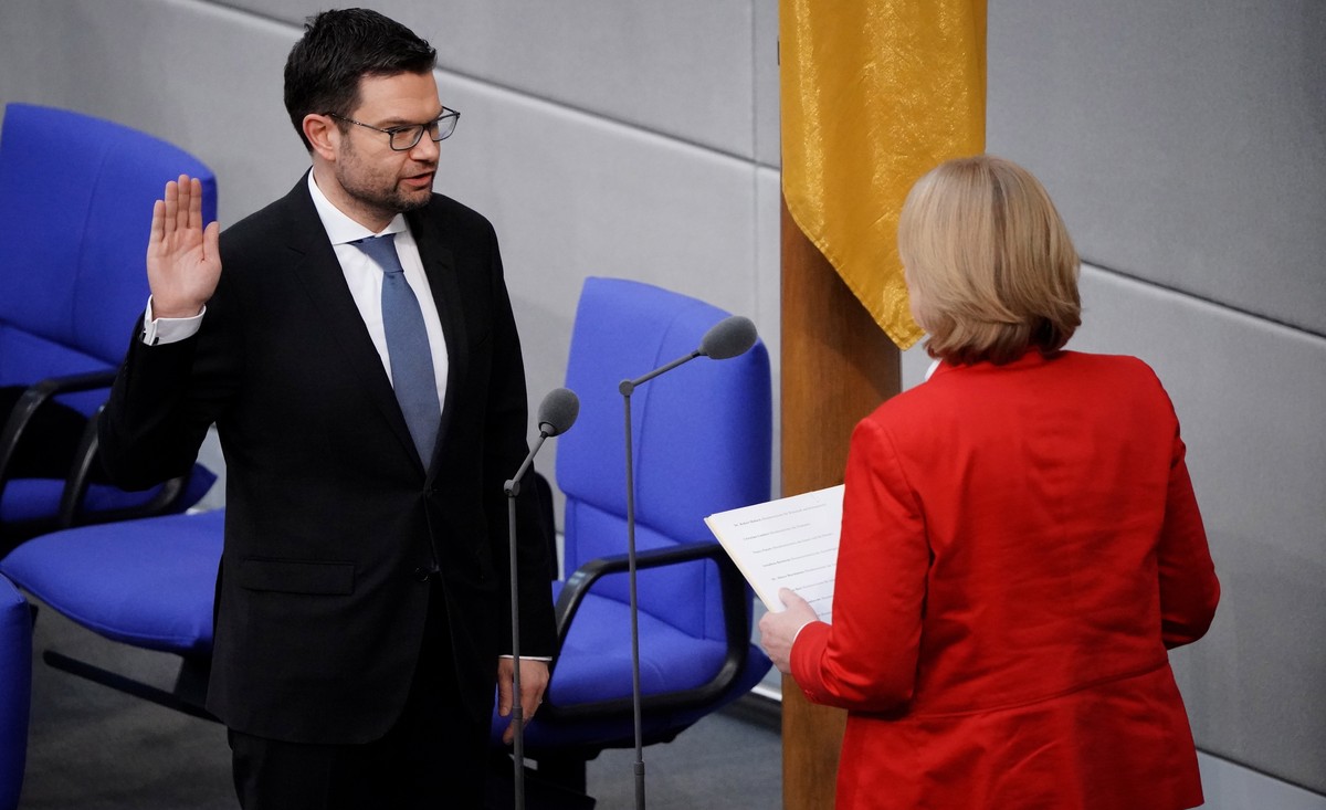 epa09629421 German Minister of Justice Marco Buschmann takes an oath as he is sworn in by German Parliament 'Bundestag' president Baerbel Bas (R) at the Bundestag in Berlin, Germany, 08 Dece ...
