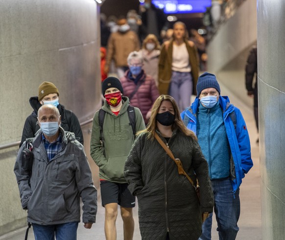 ARCHIVBILD ZUR MELDUNG, DASS DEUTSCHLAND DIE SCHWEIZ AB KOMMENDEN SAMSTAG ZU CORONA-RISIKOGEBIET ERKLAERT, AM DONNERSTAG, 22. OKTOBER 2020 - Zugreisende mit Schutzmaske im Bahnhof Bern am Montag, 12.  ...