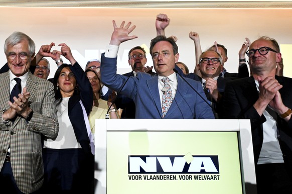 epa11400746 Bart De Wever, New Flemish Alliance (Nieuw-Vlaamse Alliantie, N-VA) party leader, gestures as he gives a speech after the first results of the Belgian general, regional and European Parlia ...