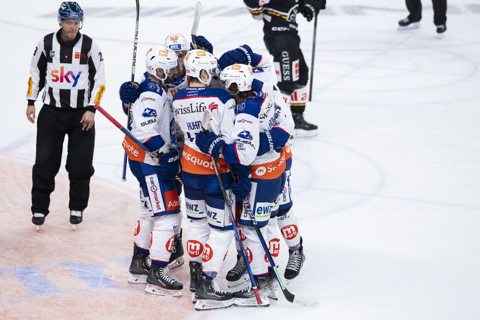 ZSC Lions team celebrate 1-1 during the preliminary round game of National League Swiss Championship 2023/24 between HC Lugano against ZSC Lions at the Corner Arena in Lugano, Sunday, September 24, 20 ...