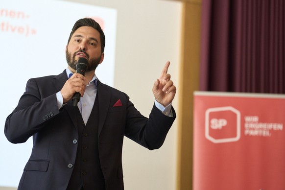 Cedric Wermuth, Co-Parteipraesident und Nationalrat SP-AG, spricht bei der Parolenfassung zur Nachhaltigkeitsinitiative am Parteitag der SP Aargau am Samstag, 25. April 2026 in der BBZ in Zofingen. (K ...