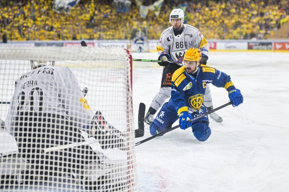 Torhueter Reto Berra (HCFG). Julien Sprunger (HCFG) und PostFinance Top Scorer Matej Stransky (HCD), von links, im dritten Eishockey Playoff Finalspiel der National League zwischen HC Davos (HCD) und  ...