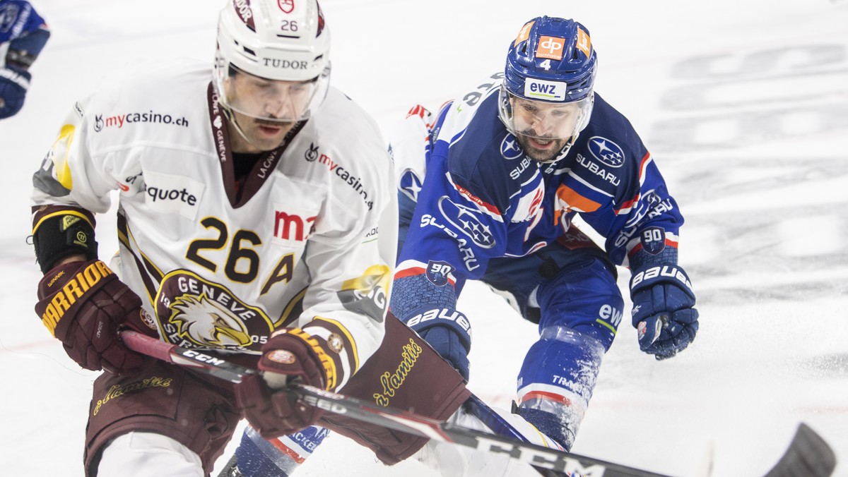 Servettes Daniel Winnik, links, kaempft um den Puck gegen Zuerichs Patrick Geering, rechts, im ersten Eishockey Playoff-Halbfinalspiel der National League zwischen den ZSC Lions und dem Geneve-Servett ...