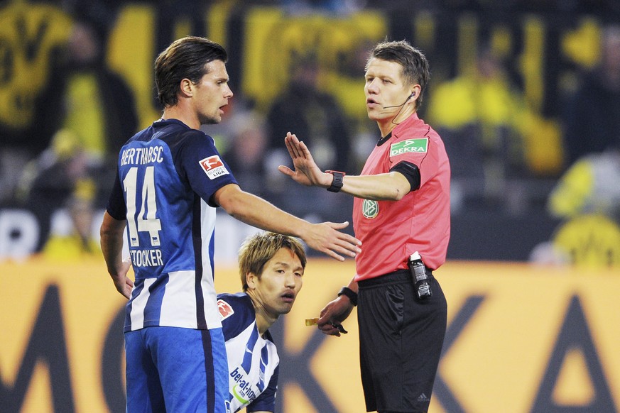 14.10.2016; Dortmund; Fussball 1. Bundesliga - Borussia Dortmund -Hertha BSC; Valentin Stocker, Genki Haraguchi (Berlin) und Schiedsrichter Patrick Ittrich (Uwe Speck/Witters/freshfocus)