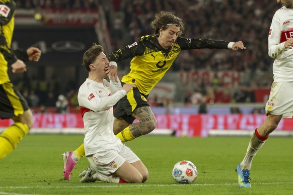 epa12869444 Angelo Stiller of Stuttgart (L) in action against Fabio Silva of Dortmund (R) during the German Bundesliga soccer match between VfB Stuttgart and Borussia Dortmund in Stuttgart, Germany, 0 ...