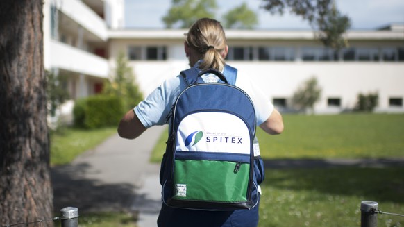 Die Spitex Pflegefachfrau Helene Widrig auf dem Weg zu einer Kundin, aufgenommen waehrend der Coronavirus-Pandemie, am Mittwoch, 20. Mai 2020, in Wittenbach. (KEYSTONE/Gian Ehrenzeller)