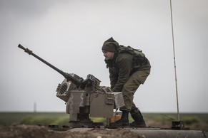 Ein israelischer Soldat bringt eine 50-Kaliber Waffe in defensive Stellung.