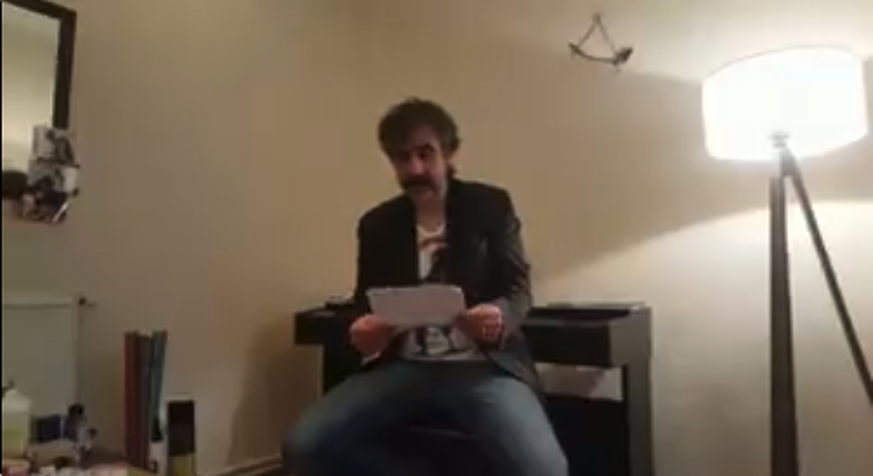 Deniz Yücel verliest in seiner Videobotschaft einen Text.