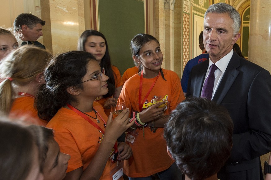 Bundesrat Didier Burkhalter steht am Internationalen Jugendtag Rede und Antwort. In der Studie beklagen junge Wähler, die politische Sprache sei zu kompliziert.