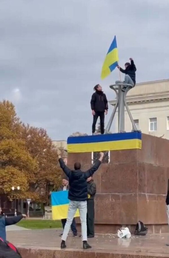 **VIDEO AVAILABLE: CONTACT INFOCOVERMG.COM TO RECEIVE** This video shows Ukrainians celebrating with their flags in the central Freedom Square in Kherson, ahead of the citys liberation by their countr ...