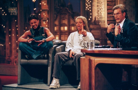Harald-Schmidt-Show Harald-Schmidt-Show, Unterhaltungstalkshow, Deutschland 1995 - 2003, Sendung vom 25. Juni 1997, Gaststar: Marlene Tackenberg aka Jazzy und Liane Wiegelmann aka Lee von der Band Tic ...