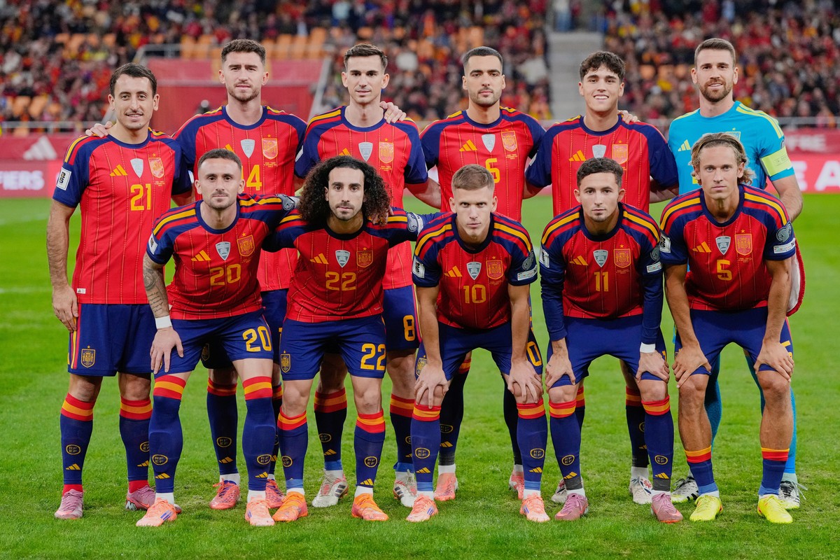 FILE - Spain players pose for a team photo before the 2026 World Cup qualifier group E soccer match against Turkey in Seville, Spain, Tuesday, Nov. 18, 2025. (AP Photo/Jose Breton, File)
WCup Spain So ...
