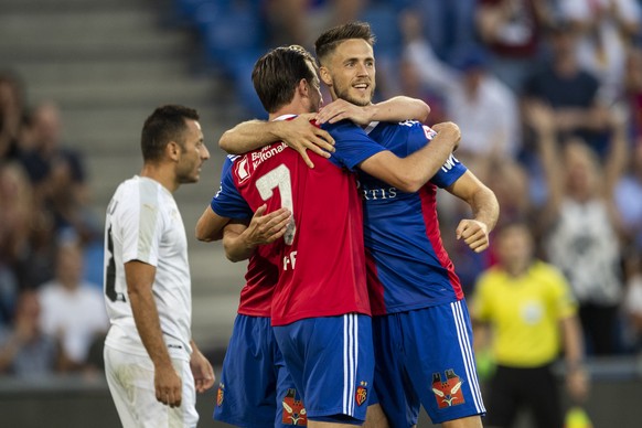 Basel's Ricky van Wolfswinkel, right, celebrate his 1:0 goal during the UEFA Europa League play-off first leg match between Switzerland's FC Basel 1893 and Cyprus' Apollon Limassol FC in the St. Jakob-Park stadium in Basel, Switzerland, on Thursday, August 23, 2018. (KEYSTONE/Ennio Leanza)