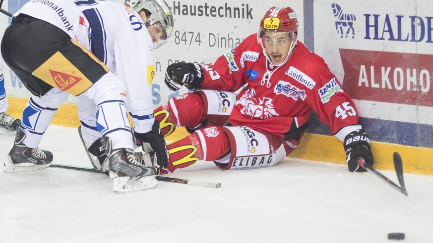 Josh Holden, links, von Zug kaempft gegen Jorden Gaehler, rechts, von Winterthur waehrend der ersten Runde des Swiss Ice Hockey Cup zwischen dem EHC Winterthur und dem EV Zug am Mittwoch, 1. Oktober 2 ...