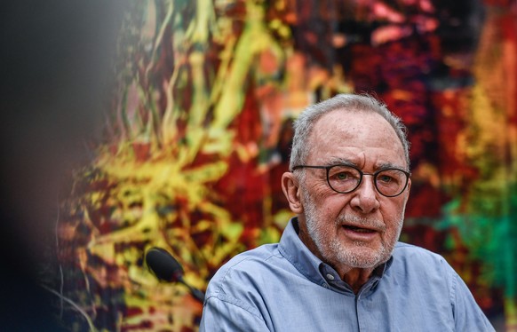 epa09725349 (FILE) - German artist Gerhard Richter poses with his &#039;Abstract&#039; painting after a press conference of his exhibition the &#039;Gerhard Richter.New Paintings&#039; in the Albertin ...